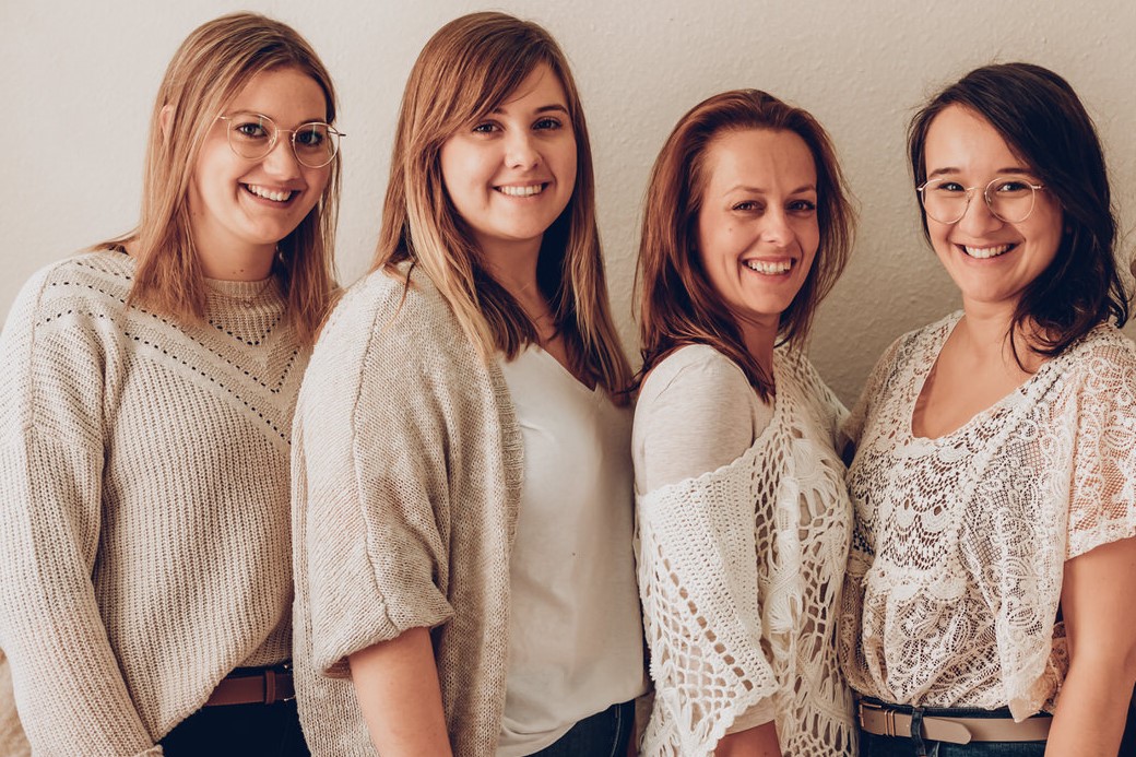 gruppenbild stehen 4